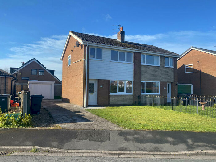 3 Bedroom Semi-Detached House To Rent In Sumpter Croft, Penwortham, PR1