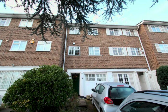 3 Bedroom Town House To Rent In Montague Terrace, Bromley, BR2
