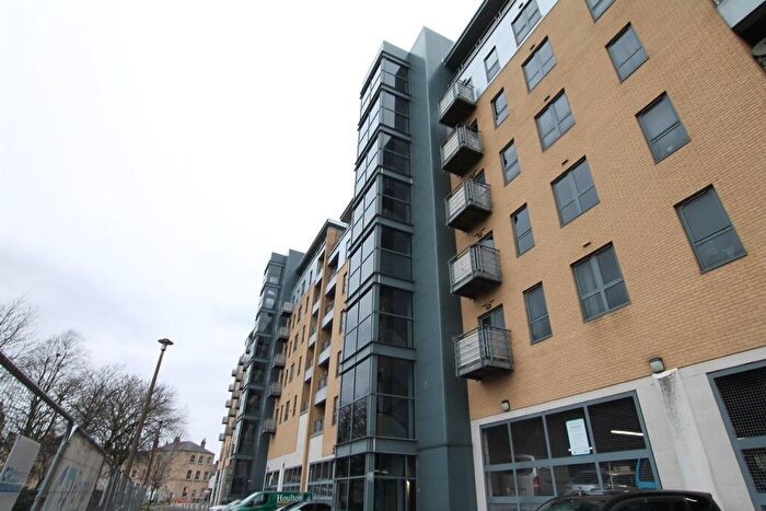 2 Bedroom Apartment To Rent In Queens Court, HU1