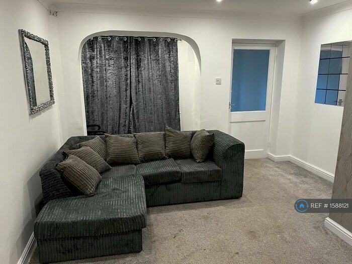 3 Bedroom Semi-Detached House To Rent In Beech Grove, Crewe, CW1