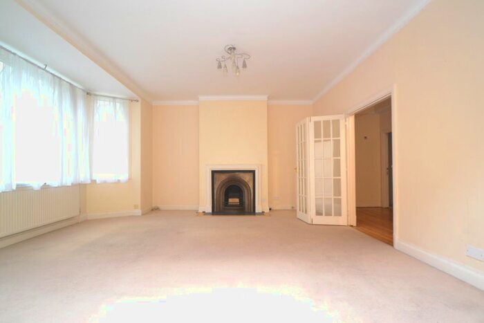 3 Bedroom Flat To Rent In Putney Hill, Putney, SW15