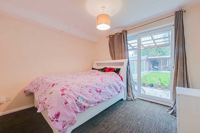 2 Bedroom Flat For Sale In Kent View Road, Basildon, SS16