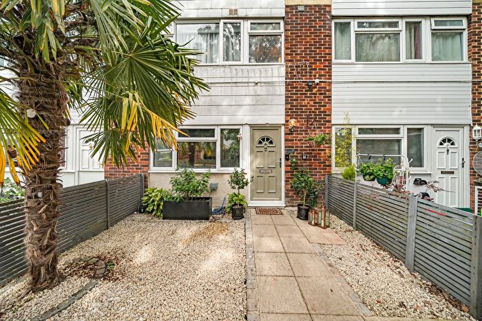 3 Bedroom Maisonette For Sale In Addlestone, Surrey, KT15