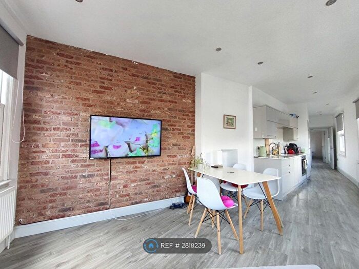 1 Bedroom Flat To Rent In Market Street, Stourbridge, DY8