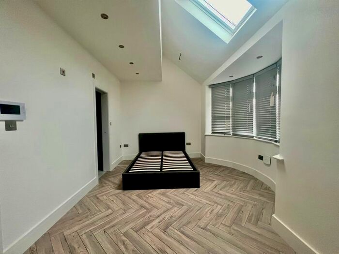 1 Bedroom Flat To Rent In North Drive, Hounslow, TW3