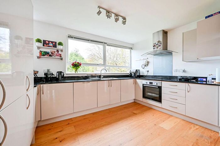 2 Bedroom Flat For Sale In St Margarets, Guildford, GU1