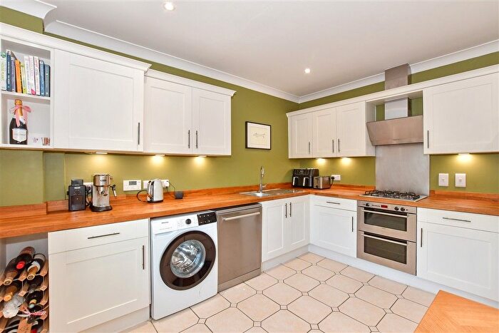 2 Bedroom Flat For Sale In The Lakes, Larkfield, Kent, ME20