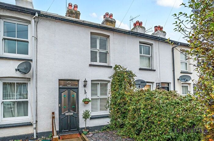 2 Bedroom Terraced House For Sale In Grove Road, Chertsey, Surrey, KT16