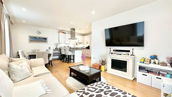 3 Bedroom Flat For Sale In Cavendish Square, London, E16