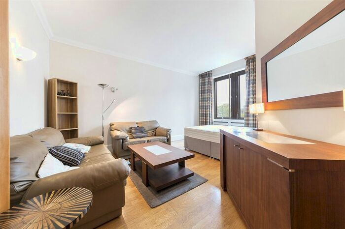 2 Bedroom Flat To Rent In Whitehouse Apartments, Belvedere Road, London, SE1