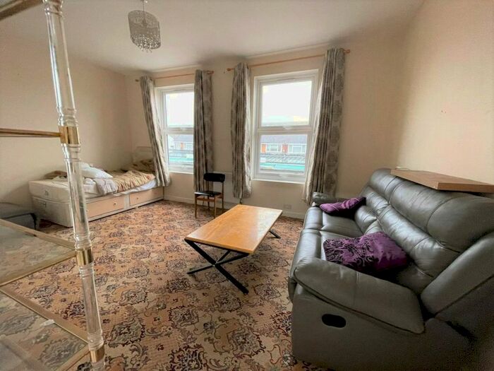 2 Bedroom Flat To Rent In Ilford Lane, Ilford, IG1