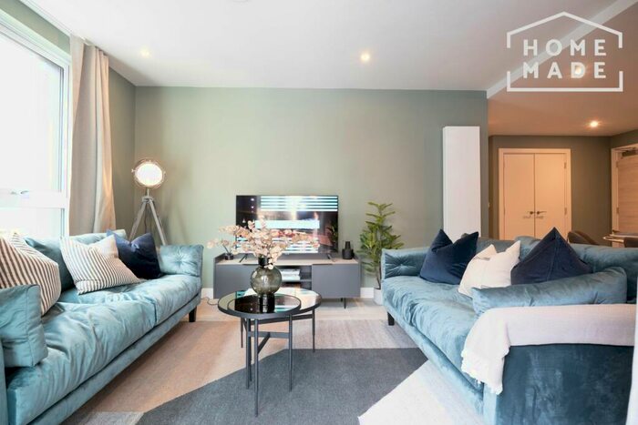 3 Bedroom Flat To Rent In New York Square, Leeds, LS2