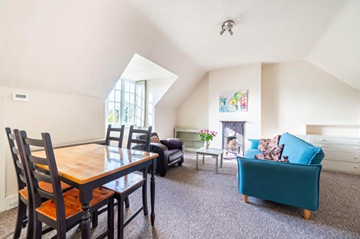 2 Bedroom Flat To Rent In Chatsworth Road, Mapesbury Estate, London, NW2