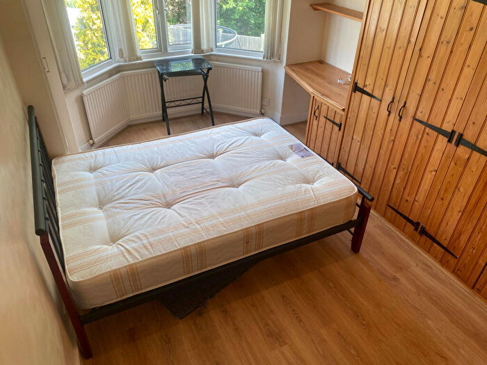 Studio To Rent In Pymmes Green Road, N11