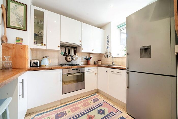 2 Bedroom Flat For Sale In White City Estate, Shepherds Bush, W12