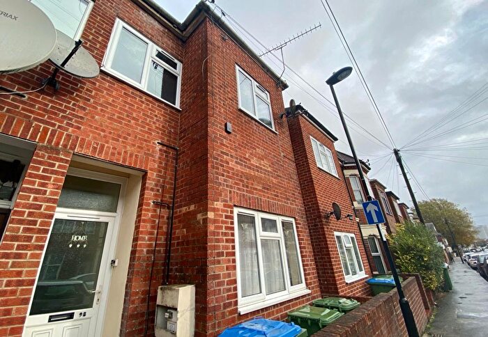 2 Bedroom Flat To Rent In Clovelly Road, SO14