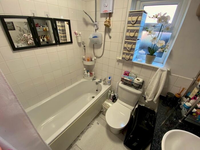 1 Bedroom Flat To Rent In Mandela Court, Sholebroke Avenue, Leeds, LS7