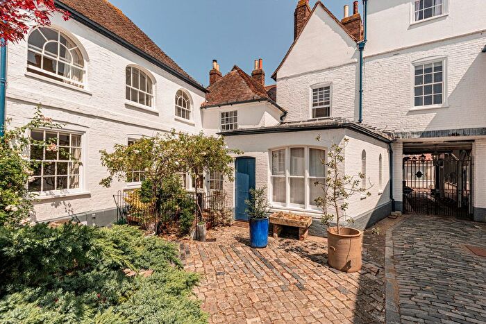 3 Bedroom Flat For Sale In Leslie Smith Drive, Faversham, ME13