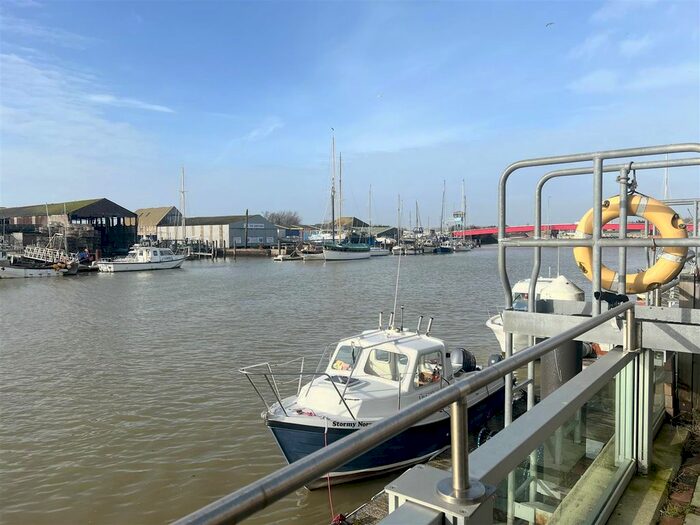 2 Bedroom Town House To Rent In The Waterside, River Road, Littlehampton, BN17