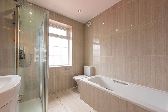 3 Bedroom Flat To Rent In Great North Way, Hendon, London, NW4