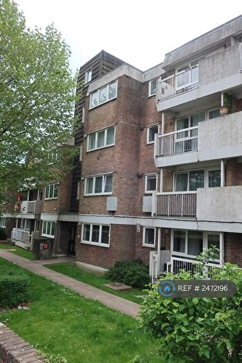 1 Bedroom Flat To Rent In Oak Hall Park, Burgess Hill, RH15