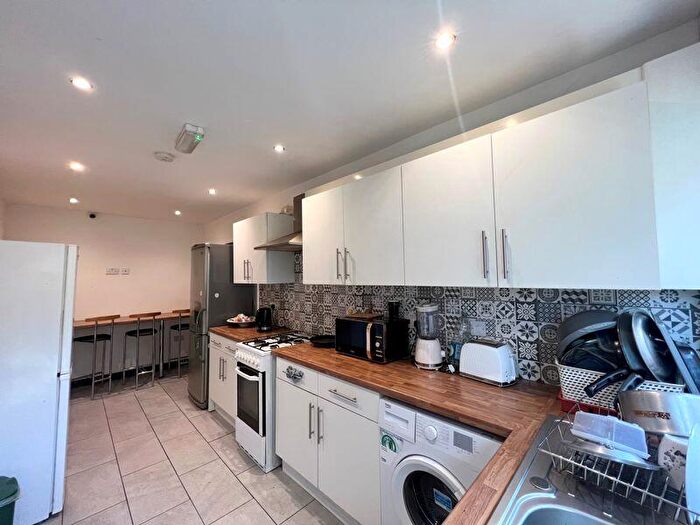 4 Bedroom House Of Multiple Occupation To Rent In Tenby Drive, Salford, M6