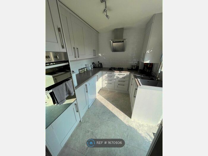 2 Bedroom Flat To Rent In Westland Drive, Lee-On-The-Solent, PO13