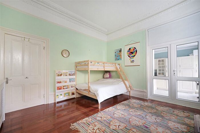 2 Bedroom Flat For Sale In Hainault Road, Leytonstone, London, E11