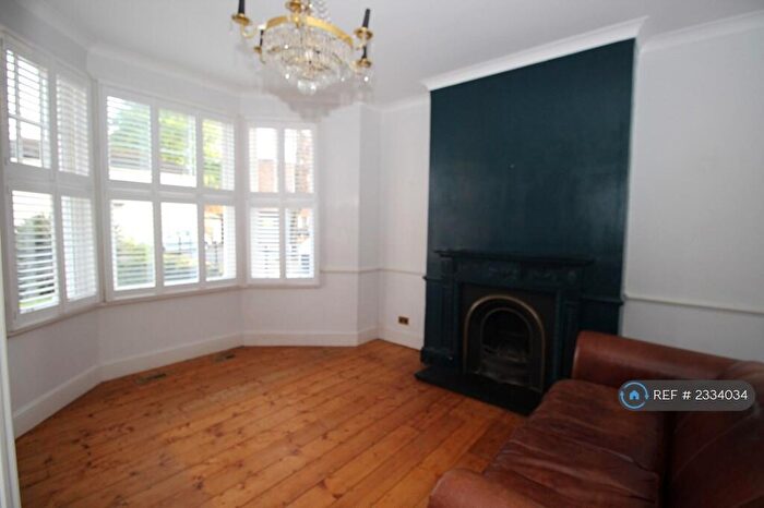 2 Bedroom Flat To Rent In Southend On Sea, Essex, SS1