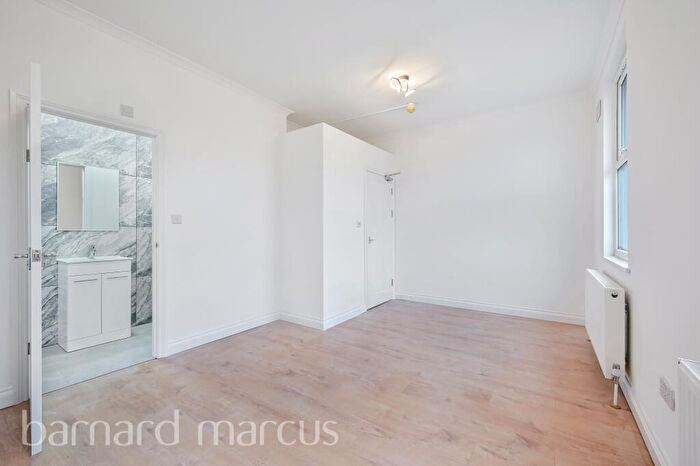 Apartment To Rent In Chatham Road, Kingston Upon Thames, KT1