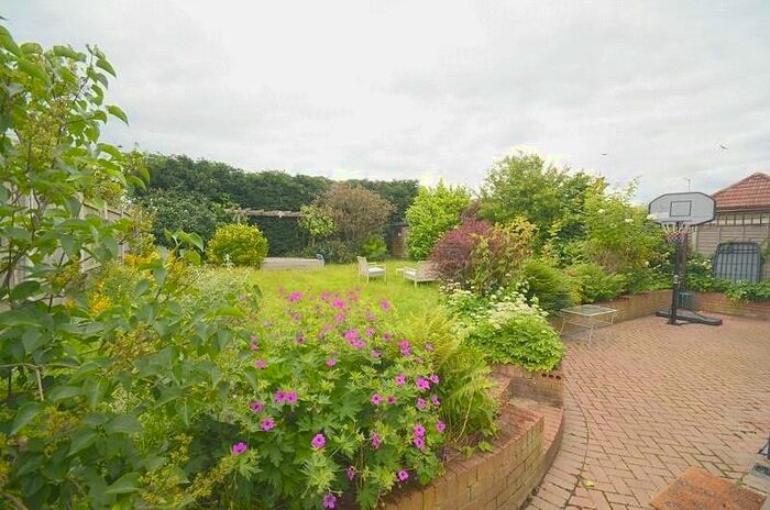 5 Bedroom Detached House To Rent In Noak Hill Road, Romford RM3