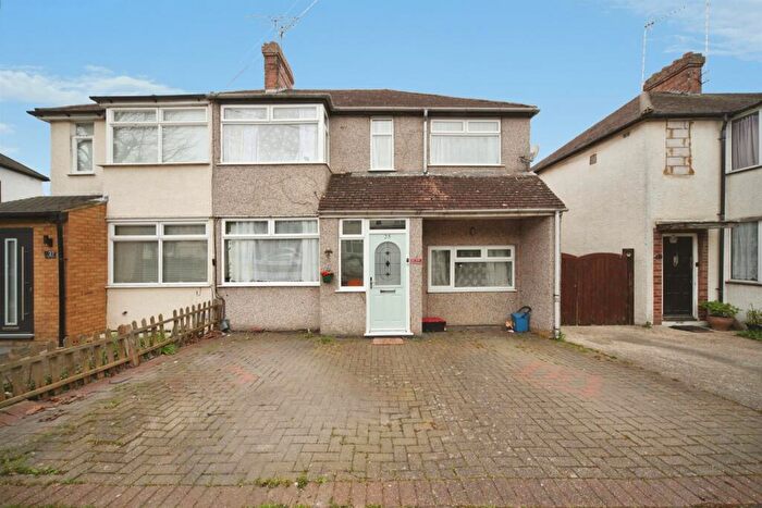 3 Bedroom Semi Detached House For Sale In Tenth Avenue, Luton, LU3