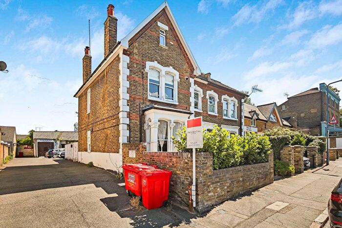 1 Bedroom Flat To Rent In Wellington Road, Wanstead, E11