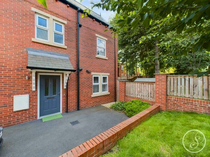 4 Bedroom Semi-Detached House To Rent In Maple Chase, Leeds, LS6