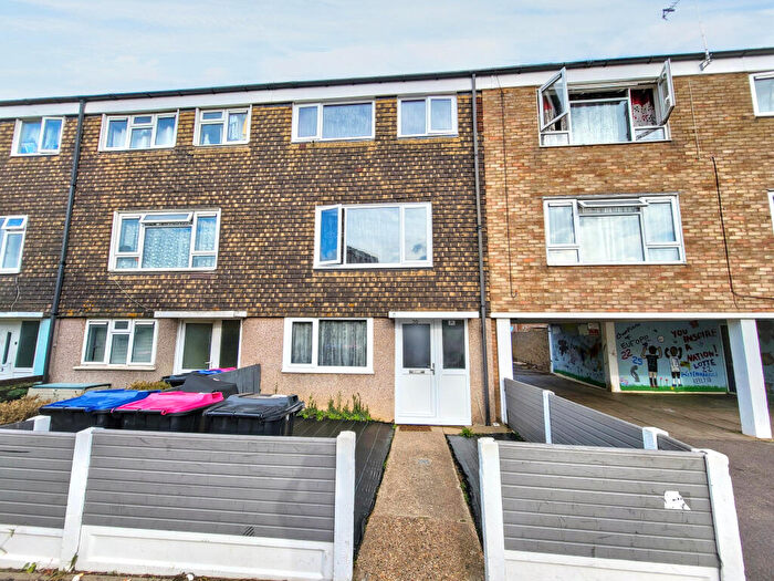 4 Bedroom Town House For Sale In Crouch Way, Shoeburyness, Southend-on-sea, SS3