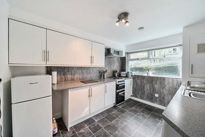 1 Bedroom Flat For Sale In Gledhow Wood Close, Oakwood, Leeds, LS8