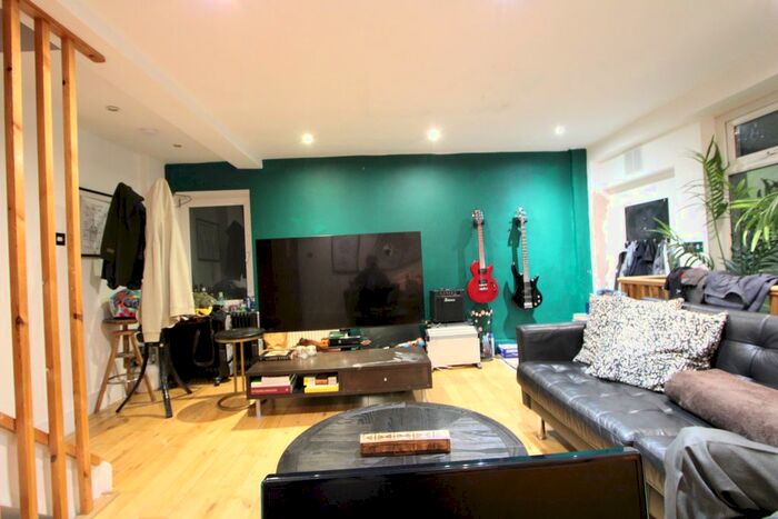 3 Bedroom Maisonette To Rent In Elias Place, Oval, SW8