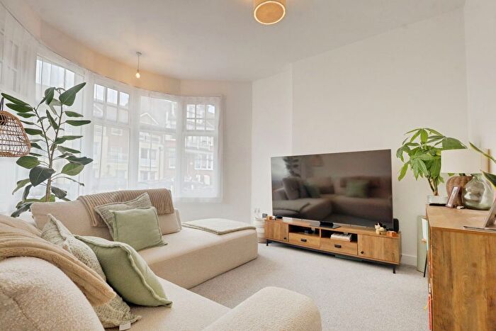 2 Bedroom Flat To Rent In Palmeria Avenue, Westcliff-On-Sea, SS0
