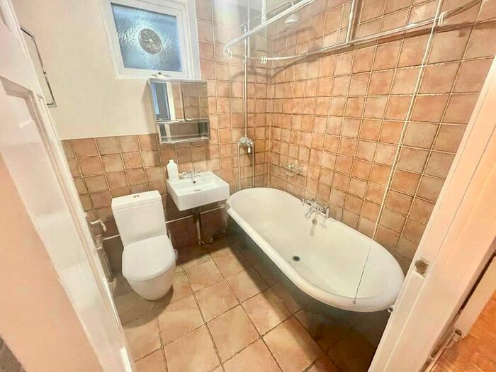 2 Bedroom Flat To Rent In Gardner Close, Wanstead, E11