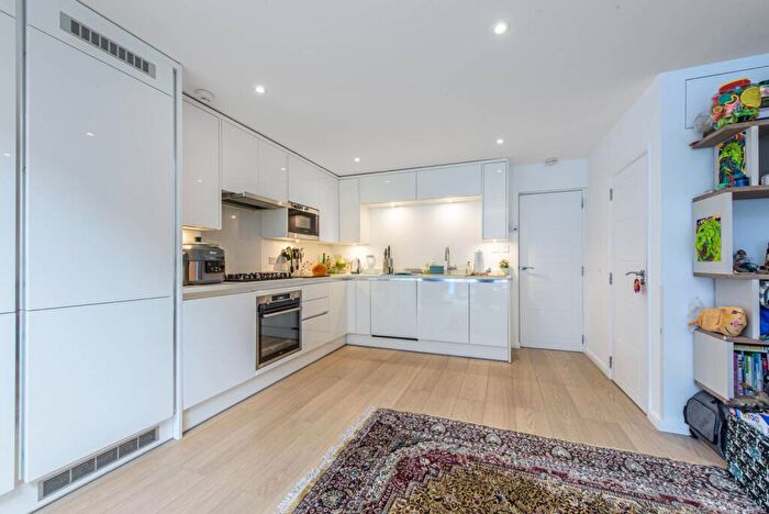 3 Bedroom End Of Terrace House For Sale In Swaledale Close, Friern Barnet, London, N11