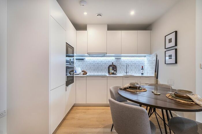 2 Bedroom Flat To Rent In Coombe Hill House, Beverley Way, New Malden, SW20