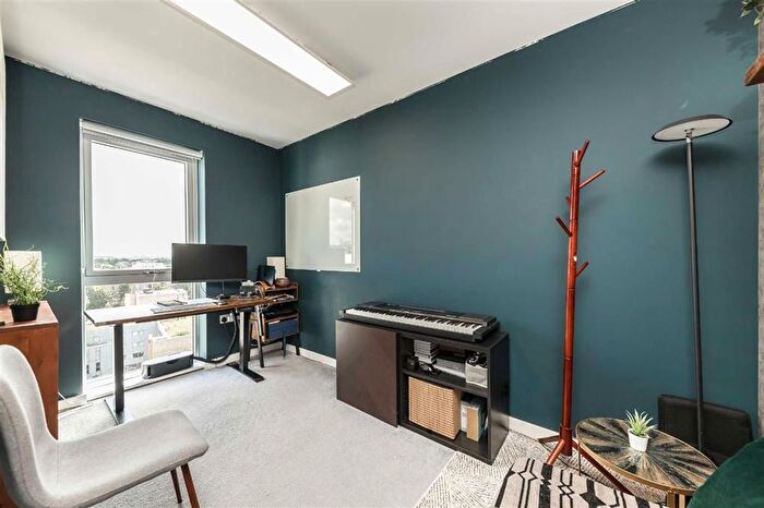 2 Bedroom Flat For Sale In Greenwich High Road, London, SE10