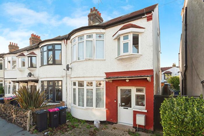 3 Bedroom House For Sale In Leigham Court Drive, Leigh-on-Sea, Essex, SS9