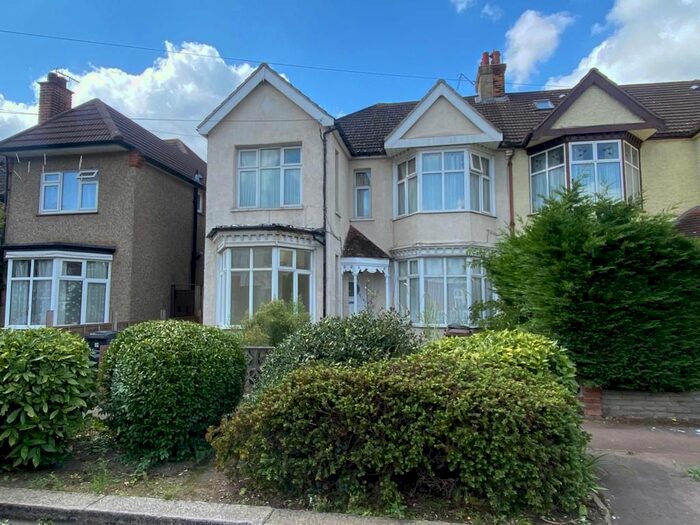 3 Bedroom Flat To Rent In Strathfield Gardens, Barking, IG11