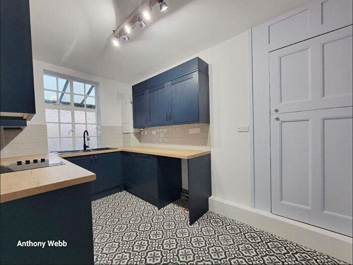 3 Bedroom Maisonette To Rent In Green Lanes, Palmers Green, N13