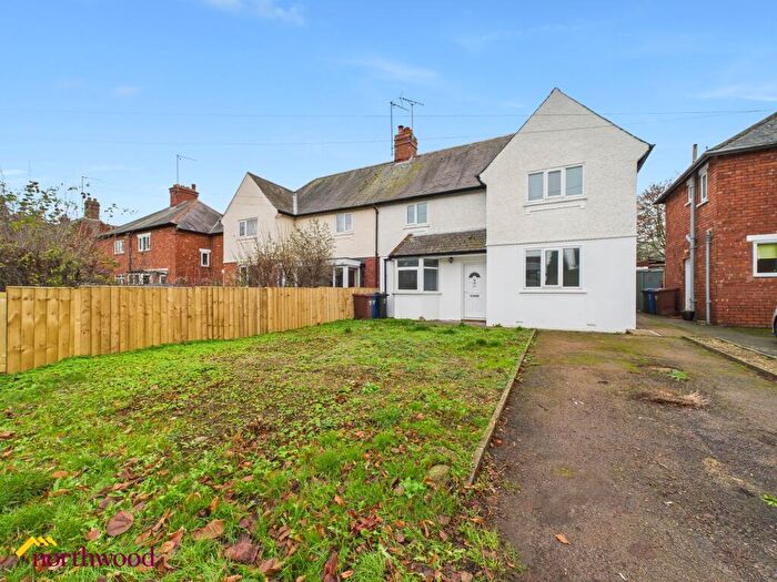 3 Bedroom Semi-Detached House For Sale In Bloxham Road, Banbury, OX16