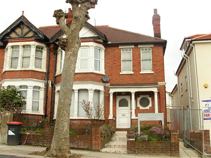 3 Bedroom Apartment To Rent In Vivian Avenue, Hendon, London, NW4