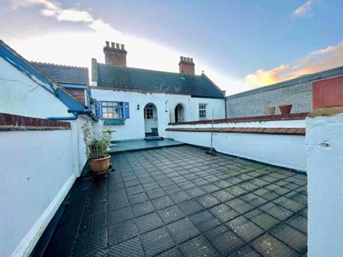 2 Bedroom Flat For Sale In High Street, Christchurch, BH23