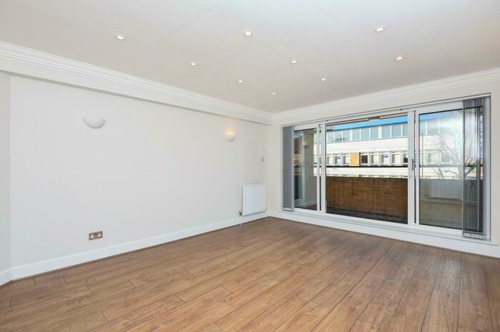 2 Bedroom Apartment To Rent In Colliseum Court, Finchley, N3