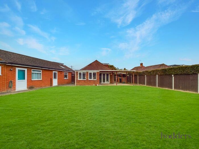 4 Bedroom Bungalow To Rent In West Byfleet, Surrey, KT14
